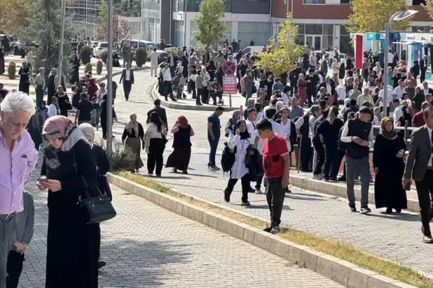 سكان مالاطيا غادروا منازلهم وبقوا في الشوارع بسبب الهلع من الزلزال (إعلام تركي)