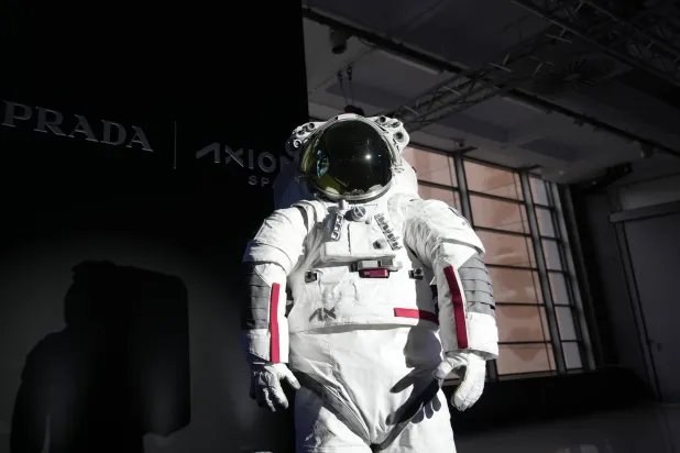 بدلة فضاء صُممت بالتعاون مع «برادا» ستستخدمها «ناسا» بدءاً من عام 2026 (أ.ب)