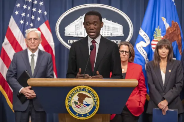 نائب وزير الخزانة الأميركي والي أدييمو مع وزير العدل ميريك غارلاند ونائبته ليزا موناكو والنائبة المساعدة نيكول أرجينتيري خلال مؤتمر صحافي مشترك في واشنطن (أ.ب) 