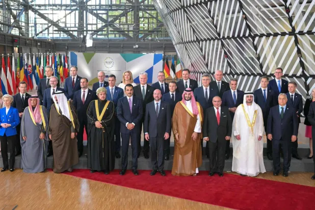 صورة جماعية للقادة الأوروبيين والخليجيين المشاركين في القمة الخليجية الأوروبية الأولى في بروكسل (أ.ف.ب)