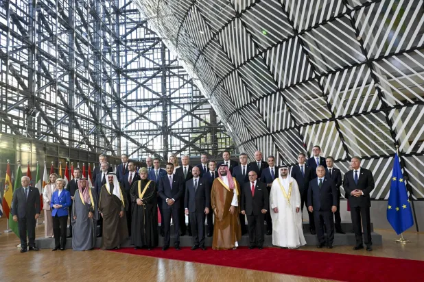 القادة الخليجيون والأوروبيون في صورة جماعية خلال القمة التي عقدت في بروكسل الأربعاء (د.ب.أ)  