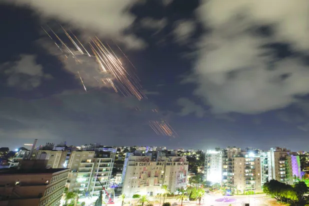 دفاعات جوية إسرائيلية تعترض صواريخ إيرانية فوق عسقلان مطلع أكتوبر (رويترز)