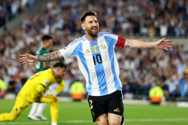 ميسي يحتفل بتسجيل ثلاثية من نصف دستة أهداف الارجنتين في مرمى بوليفيا (رويترز)