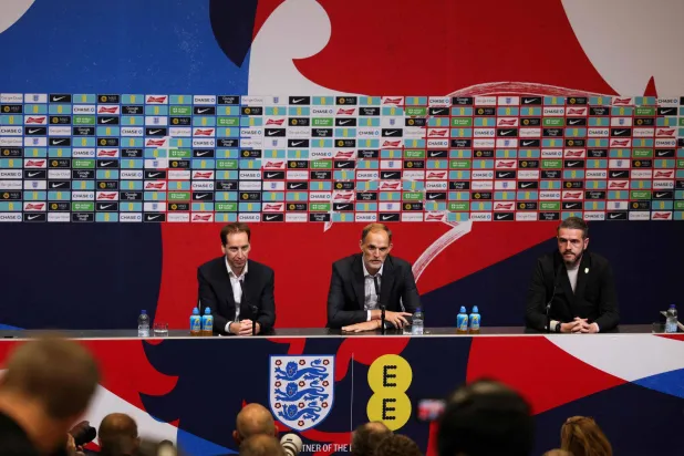 توخيل يوسط مسؤولي الإتحاد الانجليزي بملعب ويمبلي خلال إعلان تعاقده مدربا للمنتخب (ا ب ا)