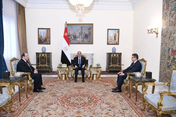 السيسي متوسطاً رشاد وكامل بعد اداء رئيس المخابرات الجديد اليمين (الرئاسة المصرية)