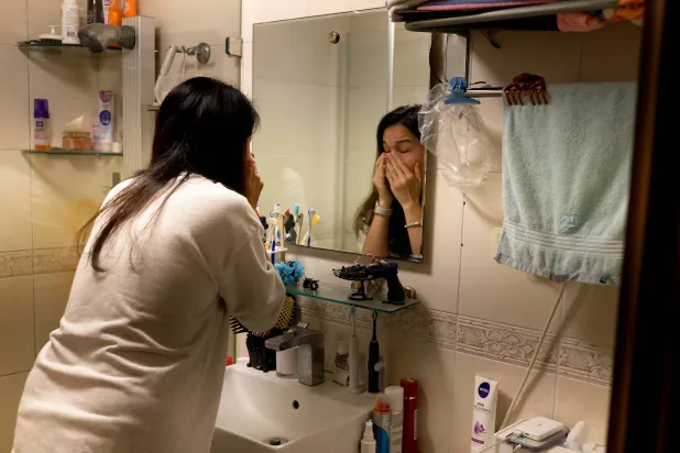 بعض رواد مواقع التواصل الاجتماعي يشيرون إلى أن الإفراط في الإجهاد يسبب وجهاً مستديراً (رويترز)