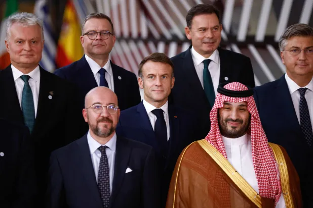 ولیعهد شاهزاده محمد بن سلمان و رهبران اتحادیه اروپا در یک عکس یادگاری در زمان برگزاری نشست خلیج-اروپا در بروکسل، چهارشنبه (رویترز)