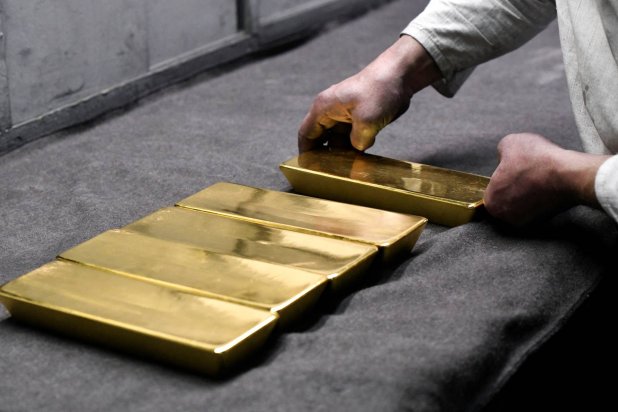 FILE PHOTO: An employee places ingots of 99.99 percent pure gold in a workroom at the Novosibirsk precious metals refining and manufacturing plant in the Siberian city of Novosibirsk, Russia, September 15, 2023. REUTERS/Alexander Manzyuk/File Photo