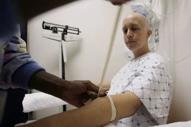 مريضة بالسرطان (رويترز)