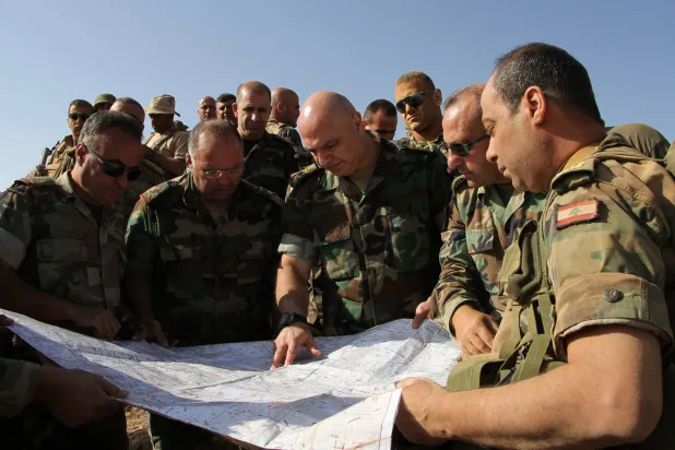 العماد جوزف عون خلال قيادته معركة «فجر الجرود» في 2017 (أ.ف.ب)