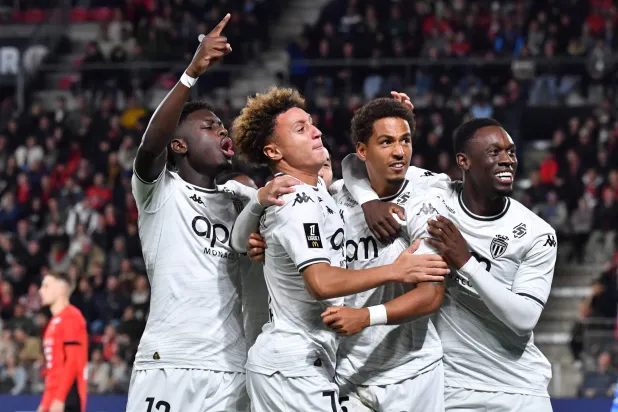 يسعى موناكو إلى فوز خامس توالياً والاحتفاظ بصدارة الدوري الفرنسي لكرة القدم (أ.ف.ب)