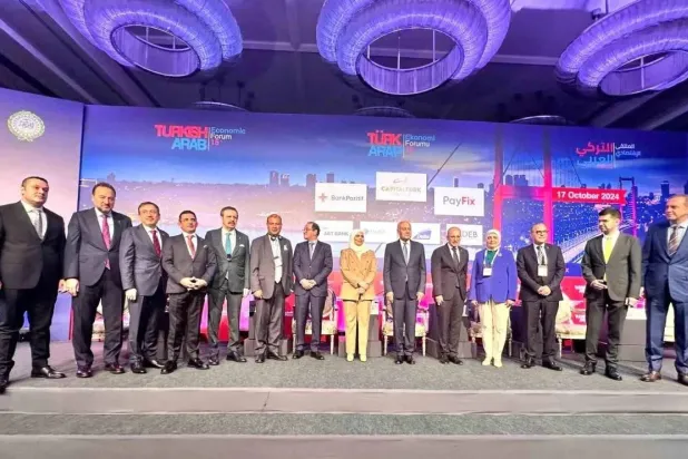 الأمين العام للجامعة العربية ووزير الخزانة والمالية التركي يتوسطان ممثلي الحكومات واتحادات الغرف ورجال الأعمال في افتتاح المنتدى التركي - العربي (إعلام تركي)