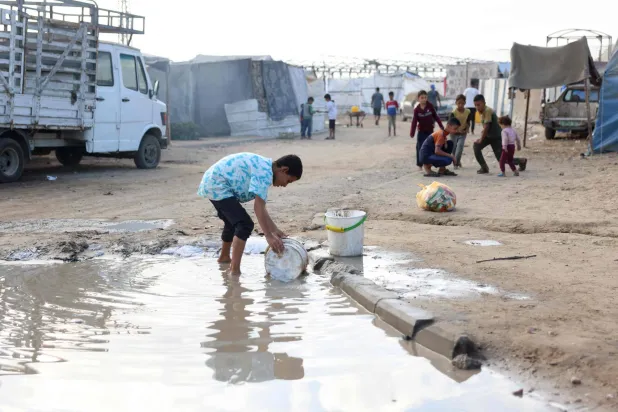 حذرت الأمم المتحدة بأن سكان قطاع غزة سيواجهون شتاءً كارثياً بعد تراجع إيصال المساعدات الإنسانية (أ.ف.ب)