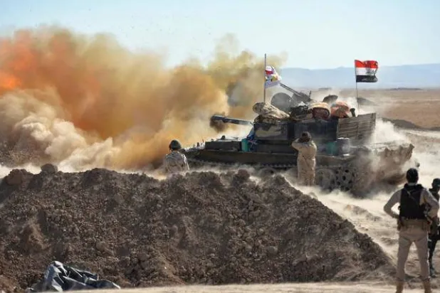 الجيش العراقي يُطلق النار على مسلحي «داعش» عام 2017 (رويترز)