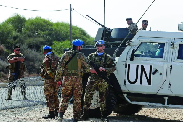 قوة مشتركة من «اليونيفيل» والجيش اللبناني في الناقورة قرب الحدود الإسرائيلية (أرشيفية - أ.ف.ب)