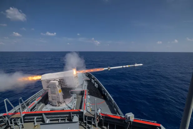 السفينة الحربية الألمانية المشاركة في «يونيفيل» تطلق صواريخ خلال تدريبات قرب جزيرة كريت الشهر الماضي (أرشيفية - د.ب.أ)