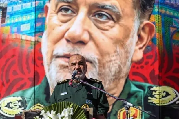 سلامي يلقي خطاباً خلال تشییع نیلفروشان في أصفهان الخميس (تسنيم)