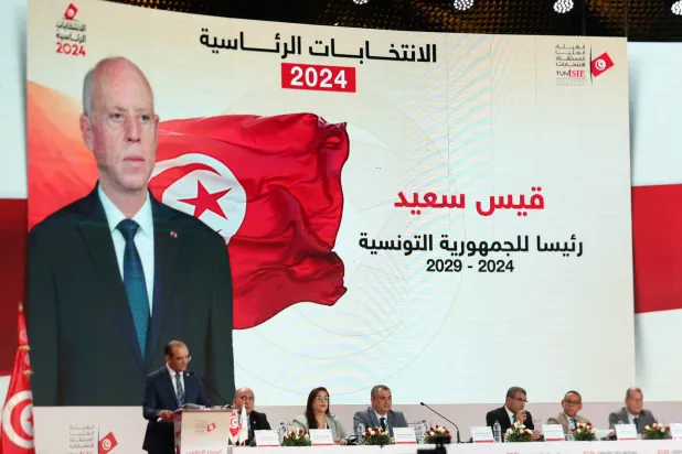 فاروق بوعسكر رئيس هيئة الانتخابات خلال الإعلان عن فوز الرئيس سعيّد بالانتخابات الرئاسية (أ.ف.ب)