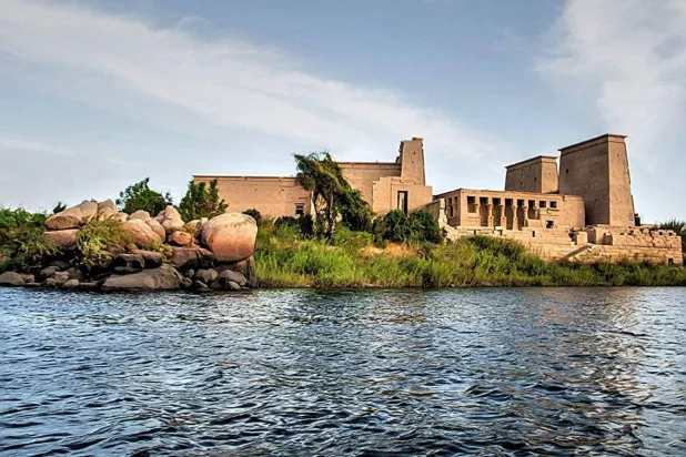 منظر يظهر بنايات أثرية على نيل أسوان جنوب مصر (محافظة أسوان)