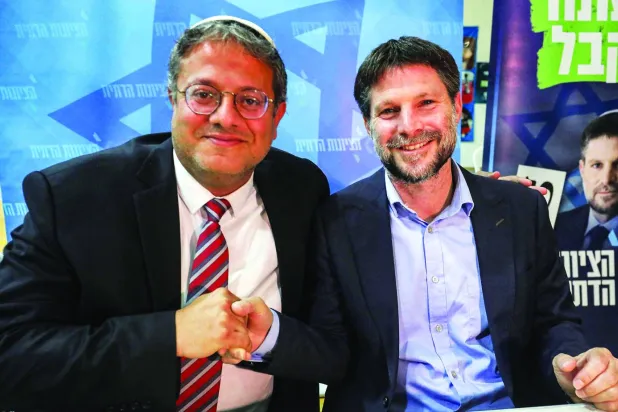 العضوان المتطرفان في الحكومة الإسرائيلية إيتمار بن غفير (يسار) وبتسلئيل سموتريتش... «كابينت» الحرب استثنى الأول وضم الثاني (أ.ف.ب)