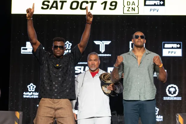 نغانو وبروبيليما يظهران التحدي عقب نهاية المؤتمر (الشرق الأوسط)