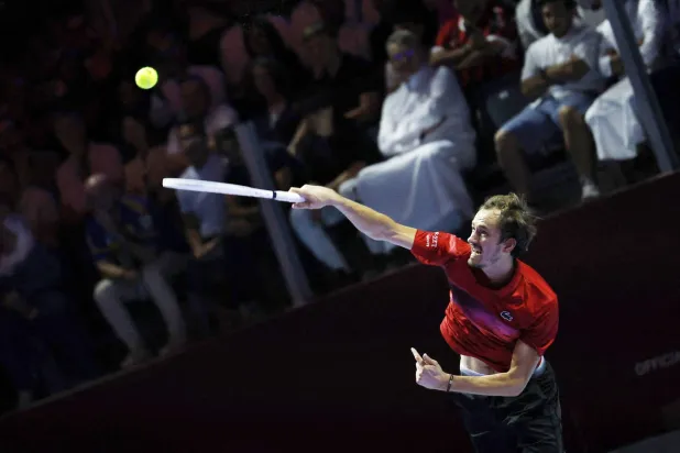 دانييل ميدفيديف خلال مواجهته يانيك سينر ضمن منافسات بطولة الملوك الستة الكبار للتنس في الرياض (رويترز)