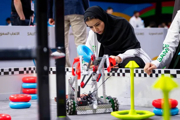 فتاة سعودية خلال منافسات مسابقة الروبوت (الألعاب السعودية) 