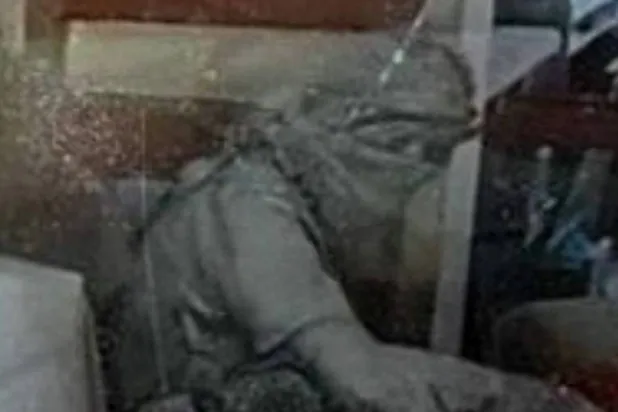 صورة التقطتها الطائرة المسيّرة ليحيى السنوار وهو مغطى الوجه (تايمز أوف إسرائيل)