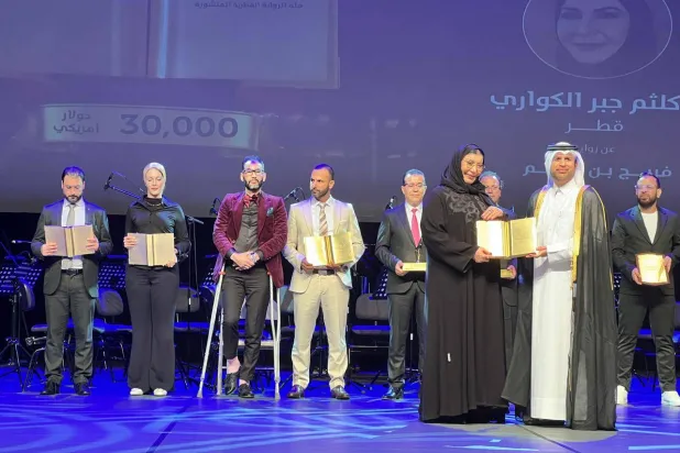 الدكتور خالد السليطي المدير العام لمؤسسة الحي الثقافي يسلم الفائزين جائزة «كتارا» (تصوير: ميرزا الخويلدي)