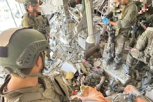 Hamas lideri Yahya Sinvar'ın cesedini Refah, Tel es-Sultan'da çevreleyen İsrail askerleri