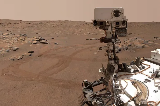 دراسة جديدة تشير إلى أن طبقة سميكة بما يكفي من الجليد على المريخ قد تحمي أي شيء يعيش داخلها (رويترز)