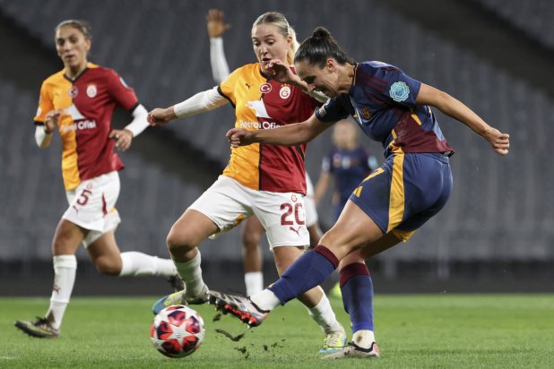Roma's Evelyne Viens, right, fights for the ball with Galatasaray's Berna Yeniceri during the women's Champions League group A soccer match between Galatasaray and Roma at Ataturk Olympic stadium in Istanbul, Türkiye, Thursday, Oct. 17, 2024. (Huseyin Yavuz/Dia Photo via AP)