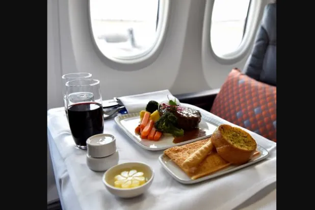 خبراء ينصحون بتجنب الوجبات المالحة والدهنية في مبنى المطار (رويترز)