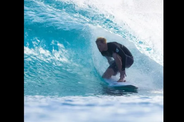 لقطة من فيديو تُظهر الأمير هاري يمارس رياضة ركوب الأمواج (إنستغرام)