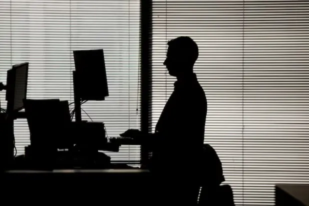 الباحثون لم يجدوا فوائد صحية للوقوف لفترات طويلة لكنهم أكدوا أن الجلوس لأكثر من 10 ساعات يومياً يزيد خطر الإصابة بأمراض القلب (رويترز)