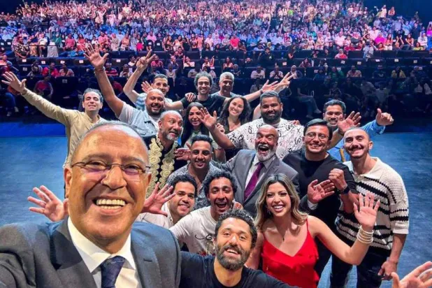 أشرف عبد الباقي خلال عرض مسرحيته «البنك سرقوه» ضمن مهرجان العلمين (فيسبوك)