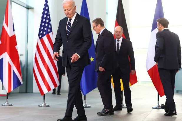 بايدن مع ستارمر وشولتس وماكرون (رويترز)