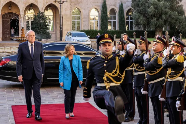 رئيس الوزراء اللبناني نجيب ميقاتي ورئيسة الوزراء الإيطالية جورجيا ميلوني يستعرضان حرس الشرف خلال استقبال ميلوني في السراي الحكومي (أ.ف.ب)