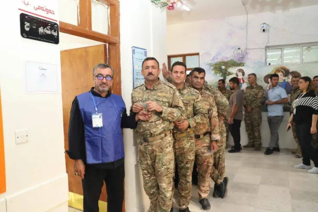عدد من منتسبي الأجهزة الأمنية ينتظرون الإدلاء بأصواتهم في دائرة انتخابية بإقليم كردستان الجمعة (المفوضية العليا المستقلة للانتخابات)