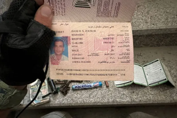 جواز سفر يعود لمعلم يعمل في «أونروا» عثر عليه قرب جثة زعيم حركة «حماس» يحيى السنوار (الجيش الإسرائيلي)