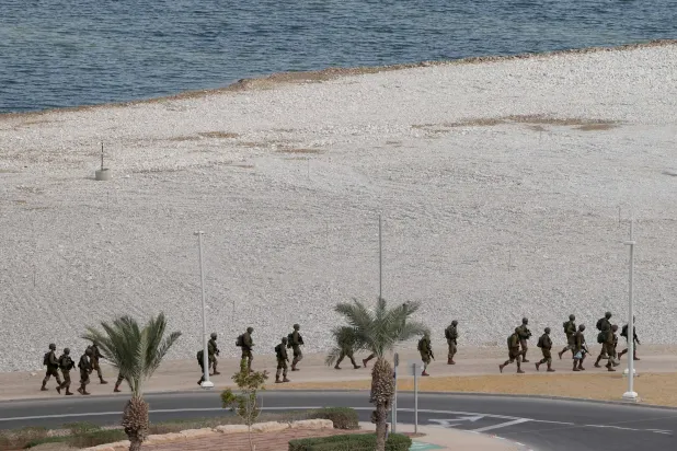 جنود إسرائيليون يقومون بعملية تمشيط قرب منتجع على البحر الميت اليوم الجمعة (أ.ف.ب)