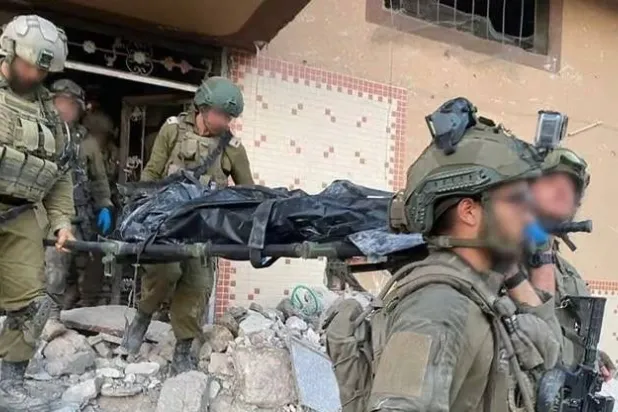 صورة نشرتها وسائل إعلام إسرائيلية من انتشال جثة السنوار أمس