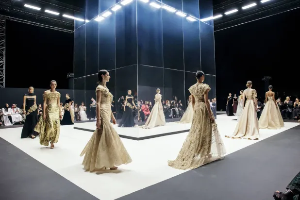 المصمم عدنان أكبر قدّم أعمالاً مستوحاة من التراث التقليدي والصيحات المعاصرة (المركز الإعلامي للحدث)