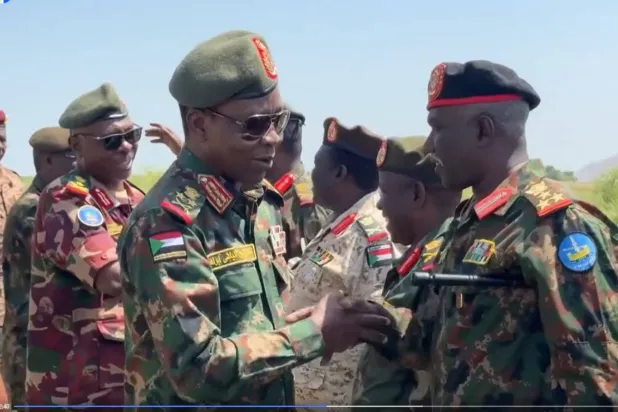 Sudan Ordusu Komutan Yardımcısı Korgeneral Şemseddin el-Kebaşi, dün el-Fav'da Doğu Bölge Komutanlığı subay ve askerlerini teftiş etti. (Sudan Egemenlik Konseyi resmi Facebook hesabı)