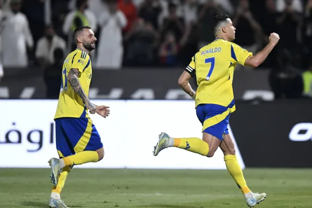 رونالدو محتفلاً بهدفه في مرمى الشباب (رويترز)