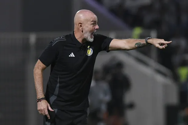 بيولي مدرب فريق النصر خلال اللقاء (رويترز) 