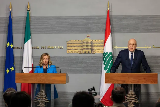 رئيس حكومة لبنان ونظيرته الإيطالية خلال المؤتمر الصحافي المشترك في بيروت (أ.ف.ب)