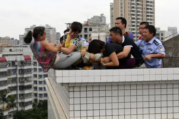 وفق علم النفس فإنّ مَن ينتحرون من أماكن مرتفعة يرغبون في تحويل موتهم إلى فعلٍ عام (رويترز)