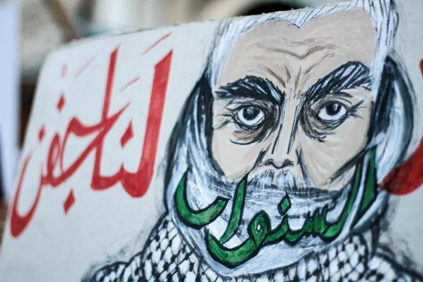 صورة ليحيى السنوار في مظاهرة بتونس أمس تنديداً بمقتله (د.ب.أ)