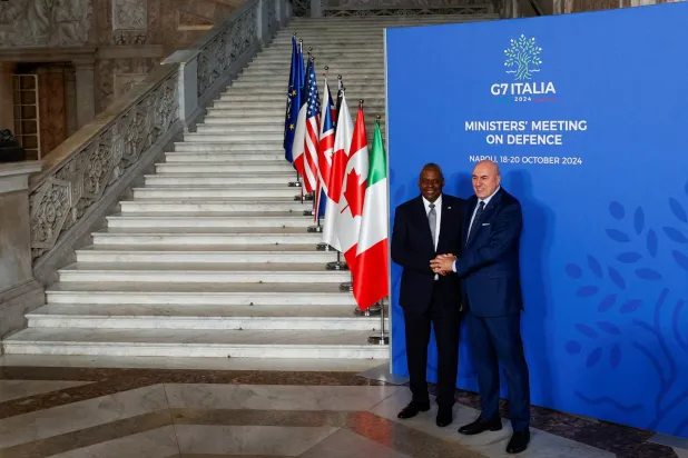 وزير الدفاع الأميركي لويد أوستن مع نظيره الإيطالي جويدو كروسيتو خلال اجتماع وزراء الدفاع لـ«مجموعة السبع» في نابولي بإيطاليا (رويترز)